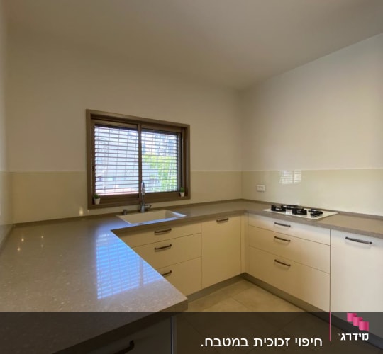 חלון זכוכית עם תריסים במטבח מודרני